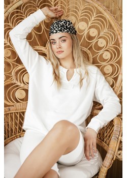 Bluza z wycięciem w dekolcie - ecru ze sklepu Cudmoda w kategorii Bluzy damskie - zdjęcie 179657606