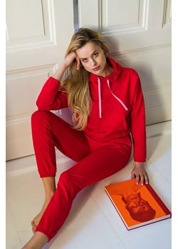 Spodnie typu joggers z logowaną gumą - czerwone ze sklepu Cudmoda w kategorii Spodnie damskie - zdjęcie 179657836