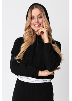 Krótka bluza z logowaną gumą - czarna ze sklepu Cudmoda w kategorii Bluzy damskie - zdjęcie 179657837