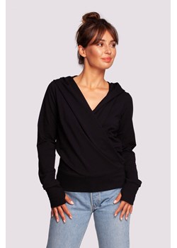 Bluza na zakładkę z kapturem - czarna ze sklepu Cudmoda w kategorii Bluzy damskie - zdjęcie 179658307