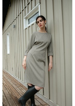 Sukienka w kratkę z kimonowymi rękawami - brązowa ze sklepu Cudmoda w kategorii Sukienki - zdjęcie 179658479