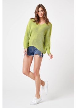 Kobiecy sweter w serek - limonkowy ze sklepu Cudmoda w kategorii Swetry damskie - zdjęcie 179659127