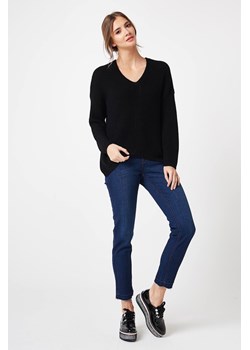 Kobiecy sweter w serek - czarny - id: 13694 - marki Lumide - 179659135 Kobiecy sweter w serek - czarny ze sklepu Cudmoda w kategorii Swetry damskie - zdjęcie 179659135