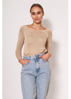 Krótki sweter z dekoltem w łódkę - beżowy ze sklepu Cudmoda w kategorii Swetry damskie - zdjęcie 179659356