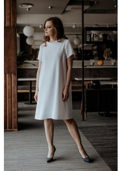 Elegancka sukienka trapezowa - biała ze sklepu Cudmoda w kategorii Sukienki - zdjęcie 179659506