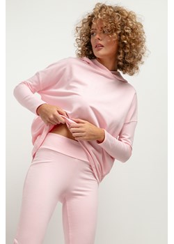 Luźna bluza damska o obszernym kroju - jasnoróżowa ze sklepu Cudmoda w kategorii Bluzy damskie - zdjęcie 179659655