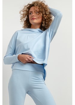 Luźna bluza damska o obszernym kroju - jasnoniebieska ze sklepu Cudmoda w kategorii Bluzy damskie - zdjęcie 179659656