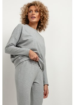 Prosta bluza damska z dzianiny - jasnoszara ze sklepu Cudmoda w kategorii Bluzy damskie - zdjęcie 179659669