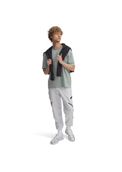 Męskie spodnie treningowe cargo UA Unstoppable Cargo Pant - szare ze sklepu Sportstylestory.com w kategorii Spodnie męskie - zdjęcie 179664325