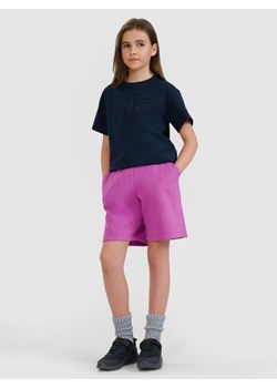 Dziewczęce spodenki dresowe 4F 4FJWSS25TSHOF628 - fioletowe ze sklepu Sportstylestory.com w kategorii Spodenki dziewczęce - zdjęcie 179664657