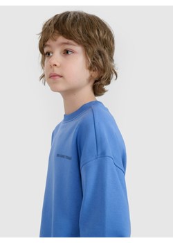 Chłopięca bluza dresowa bez kaptura nierozpinana 4F 4FJWSS25TSWSM1713 - niebieska ze sklepu Sportstylestory.com w kategorii Bluzy chłopięce - zdjęcie 179684997