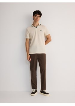 Reserved - Koszulka polo comfort z haftem - złamana biel ze sklepu Reserved w kategorii T-shirty męskie - zdjęcie 179702598