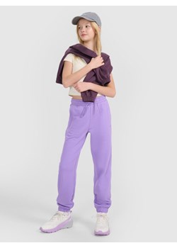 Dziewczęce spodnie dresowe joggery 4F 4FJWSS25TTROF1187 - fioletowe ze sklepu Sportstylestory.com w kategorii Spodnie dziewczęce - zdjęcie 179707756