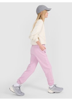 Dziewczęce spodnie dresowe joggery 4F 4FJWSS25TTROF1187 - różowe ze sklepu Sportstylestory.com w kategorii Spodnie dziewczęce - zdjęcie 179707769