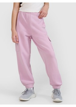 Dziewczęce spodnie dresowe joggery 4F 4FJWSS25TTROF1135 - różowe ze sklepu Sportstylestory.com w kategorii Spodnie dziewczęce - zdjęcie 179707809