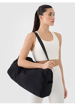 Torba treningowa 4F 4FWSS25ATBAU016 - czarna ze sklepu Sportstylestory.com w kategorii Torby sportowe - zdjęcie 179708819