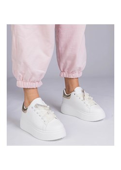 Białe sneakersy ze złotą wstawką i szpilką z cyrkoniami Floura ze sklepu ButyModne.pl w kategorii Buty sportowe damskie - zdjęcie 179720305
