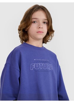 Chłopięca bluza dresowa bez kaptura nierozpinana 4F 4FJRSS25TSWSM2233 - fioletowa ze sklepu Sportstylestory.com w kategorii Bluzy chłopięce - zdjęcie 179732925