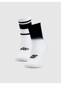 Chłopięce skarpetki casual (2-pack) 4F 4FJWSS25USOCM435 - białe ze sklepu Sportstylestory.com w kategorii Skarpetki dziecięce - zdjęcie 179733068