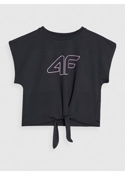 Dziewczęcy crop top sportowy z nadrukiem 4F 4FJWSS25TFTSF1184 - czarny ze sklepu Sportstylestory.com w kategorii Bluzki dziewczęce - zdjęcie 179733198