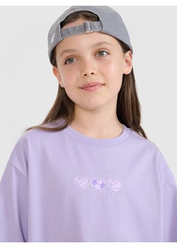 Dziewczęcy t-shirt z nadrukiem 4F 4FJRSS25TTSHF2656 - fioletowy ze sklepu Sportstylestory.com w kategorii Bluzki dziewczęce - zdjęcie 179733395