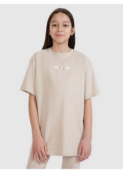 Dziewczęcy t-shirt z nadrukiem 4F 4FJRSS25TTSHF2656 - beżowy ze sklepu Sportstylestory.com w kategorii Bluzki dziewczęce - zdjęcie 179733417