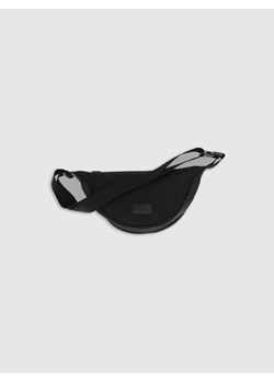 Dziewczęca saszetka crossbody 4F 4FJWSS25ASBGF066 - czarna ze sklepu Sportstylestory.com w kategorii Saszetki - zdjęcie 179733587