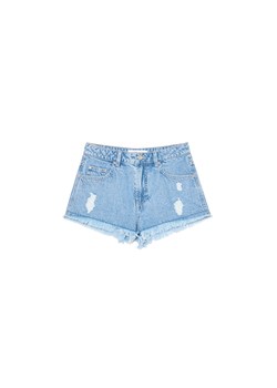 Cropp - Niebieskie jeansowe szorty z postrzępionymi nogawkami - niebieski ze sklepu Cropp w kategorii Szorty - zdjęcie 179763315