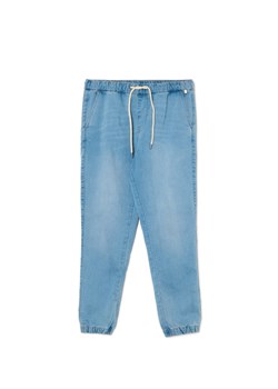 Cropp - Lekkie jeansowe joggery - niebieski ze sklepu Cropp w kategorii Jeansy męskie - zdjęcie 179763418