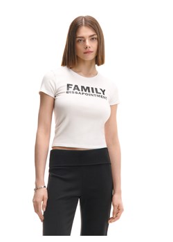 Cropp - Biała koszulka ze spranym napisem - biały - id: 818CU-00X - marki Cropp - 179763427 Cropp - Biała koszulka ze spranym napisem - biały ze sklepu Cropp w kategorii Bluzki damskie - zdjęcie 179763427