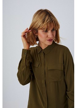 Gładka koszula z kieszeniami ze sklepu Moodo.pl w kategorii Koszule damskie - zdjęcie 179770018