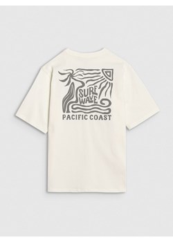 Chłopięcy t-shirt z nadrukiem 4FJRSS25TTSHM2866 - biały ze sklepu Sportstylestory.com w kategorii T-shirty chłopięce - zdjęcie 179791859