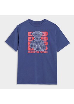 Chłopięcy t-shirt z nadrukiem 4F 4FJRSS25TTSHM2819 - fioletowy ze sklepu Sportstylestory.com w kategorii T-shirty chłopięce - zdjęcie 179792029