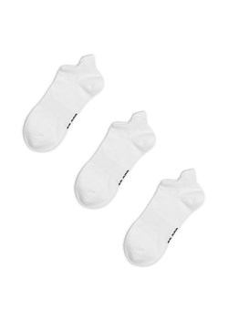Cropp - 3 pack gładkich skarpet typu stopki - biały ze sklepu Cropp w kategorii Skarpetki męskie - zdjęcie 179811649