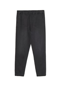 Cropp - Lekkie jeansowe joggery - czarny - id: 747DD-99J - marki Cropp - 179811675 Cropp - Lekkie jeansowe joggery - czarny ze sklepu Cropp w kategorii Spodnie męskie - zdjęcie 179811675