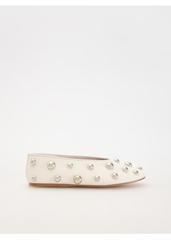 Reserved - Baleriny z dekoracyjnymi ćwiekami - biały ze sklepu Reserved w kategorii Balerinki - zdjęcie 179837225