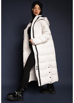 Biała Pikowana Kurtka o Długim Kroju z Kapturem i Ściągaczami Zapinana z Boku na Napy Siarielia ze sklepu renee.pl w kategorii Kurtki damskie - zdjęcie 179931117