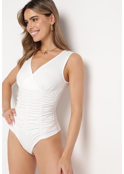 Białe Body  Ozdobione Marszczeniem Pasaxise ze sklepu born2be.pl w kategorii Body damskie - zdjęcie 179975407