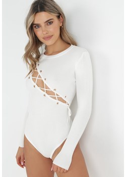 Białe Prążkowane Body z Gorsetowym Wiązaniem Dyllia ze sklepu born2be.pl w kategorii Body damskie - zdjęcie 179996328