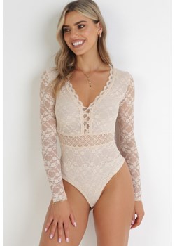 Beżowe Koronkowe Body z Długimi Rękawami i Ozdobnym Dekoltem Nefunia ze sklepu born2be.pl w kategorii Body damskie - zdjęcie 180002978