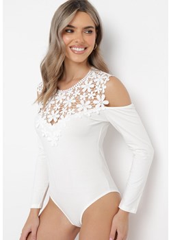 Białe Bawełniane Body z Koronką i Wycięciami na Ramionach Neafge ze sklepu born2be.pl w kategorii Body damskie - zdjęcie 180015609