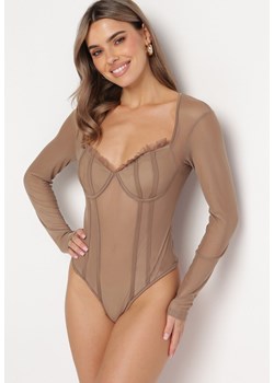 Beżowe Gorsetowe Body Siateczkowe z Ozdobną Falbanką Przy Dekolcie Laneta ze sklepu born2be.pl w kategorii Body damskie - zdjęcie 180027468