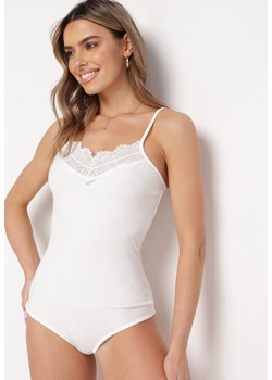 Białe Wiskozowe Body z Ozdobną Koronką i Regulowanymi Ramiączkami Adripha ze sklepu born2be.pl w kategorii Body damskie - zdjęcie 180038758