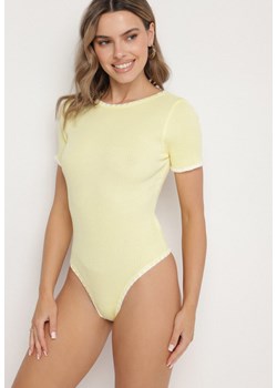 Żółte Body z Wiskozą Zdobione Lamówką i Wycięciem na Plecach Redissia ze sklepu born2be.pl w kategorii Body damskie - zdjęcie 180160718