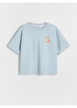 Reserved - T-shirt z nadrukiem Pusheen - jasnoniebieski - id: 957EK-05X - marki Reserved - 180205817 Reserved - T-shirt z nadrukiem Pusheen - jasnoniebieski ze sklepu Reserved w kategorii Bluzki dziewczęce - zdjęcie 180205817