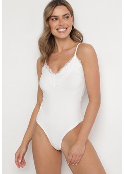 Białe Body z Ozdobną Koronką Amosela ze sklepu born2be.pl w kategorii Body damskie - zdjęcie 180229416