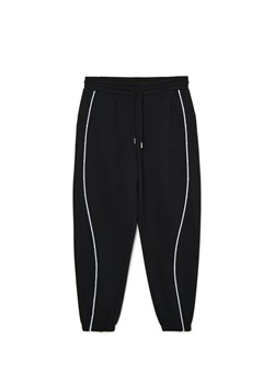 Cropp - Czarne dresy jogger z dekoracyjnym wykończeniem - czarny ze sklepu Cropp w kategorii Spodnie męskie - zdjęcie 180231056