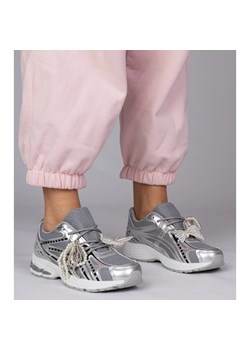 Srebrne sneakersy z odpinanymi ozdobami srebrny ze sklepu ButyModne.pl w kategorii Buty sportowe damskie - zdjęcie 180242265