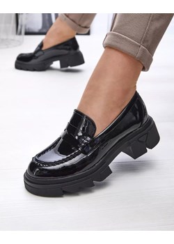 Royalfashion Lakierowane czarne mokasyny damskie Tygriss ze sklepu royalfashion.pl w kategorii Mokasyny damskie - zdjęcie 180251585