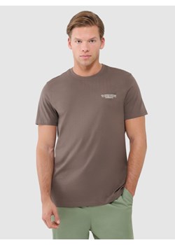 Męski t-shirt z nadrukiem 4F 4FWSS25TTSHM1974 - brązowy ze sklepu Sportstylestory.com w kategorii T-shirty męskie - zdjęcie 180275157